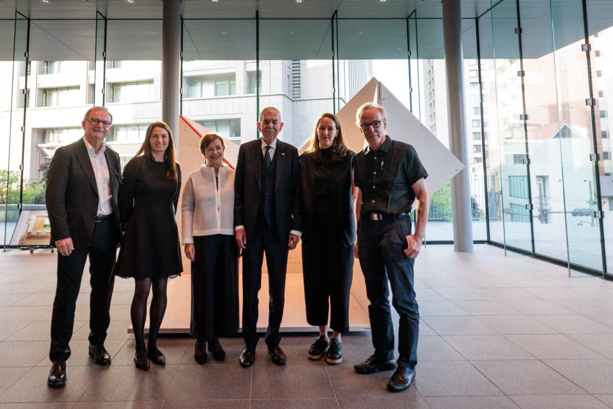 Bundespräsident Alexander Van der Bellen besucht österreichische Ausstellung verywood in Japan